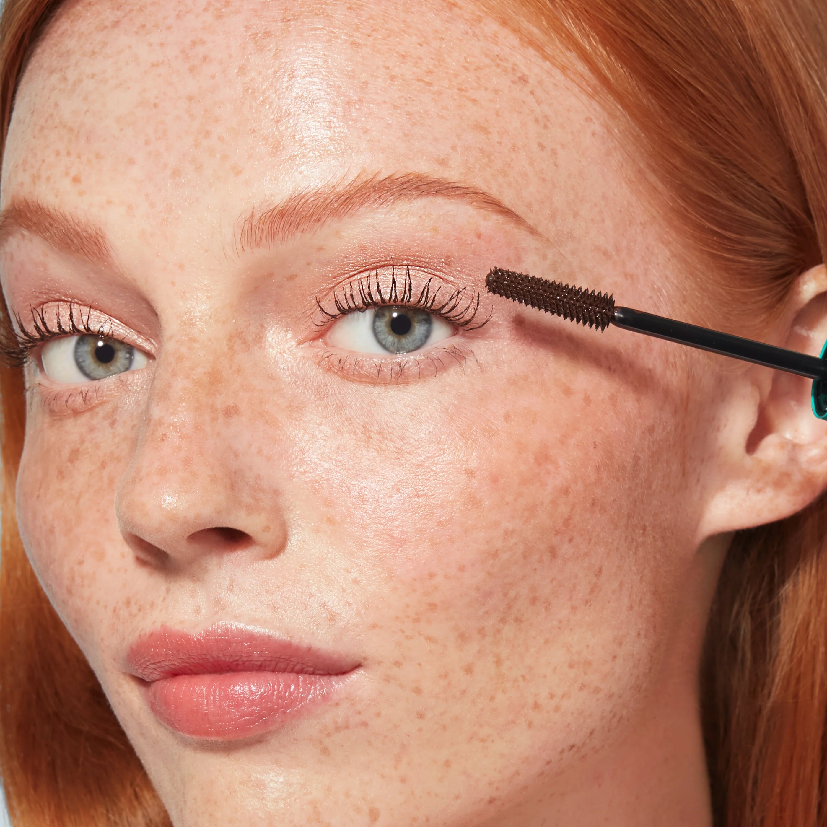 Transform Your Look with Stunning, Captivating Lashes!